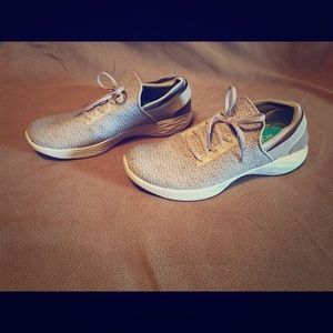 Tan/grey sneakers 💕 sketchers